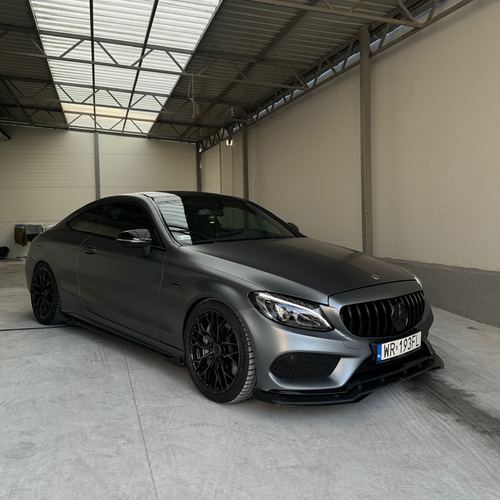 Mercedes-AMG C-Klasa w kolorze matowego grafitu, w hali studia ROSH