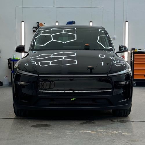 Czarne Audi w hali studia ROSH, w lakierze odbijają się heksagonalne lampy
