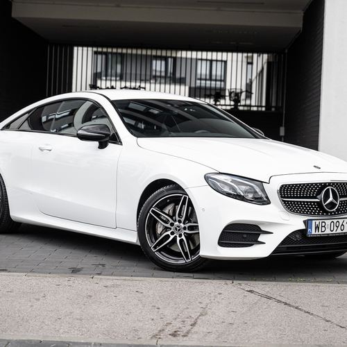 Biały Mercedes-Benz E-Klasa po kompleksowym detailingu
