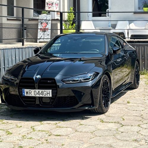 Czarne BMW M4 po zabezpieczeniu lakieru folią