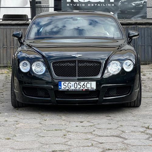 Bentley Continental GT przed studiem ROSH, w tle baner ROSH Studio Detailing